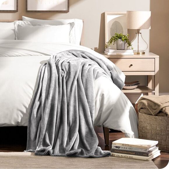 Macys | Full/Queen Luxurious Soft Gray Throw Blanket - Picture 1 of 5